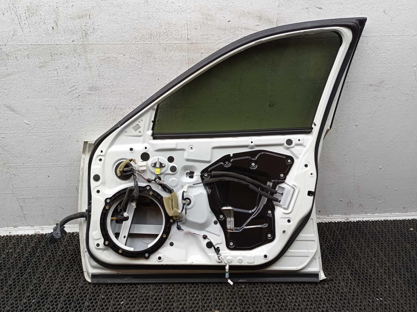 Замок двери передней правой