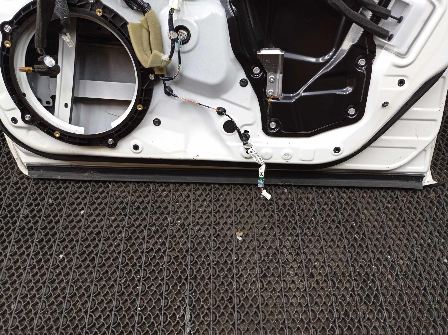 Замок двери передней правой