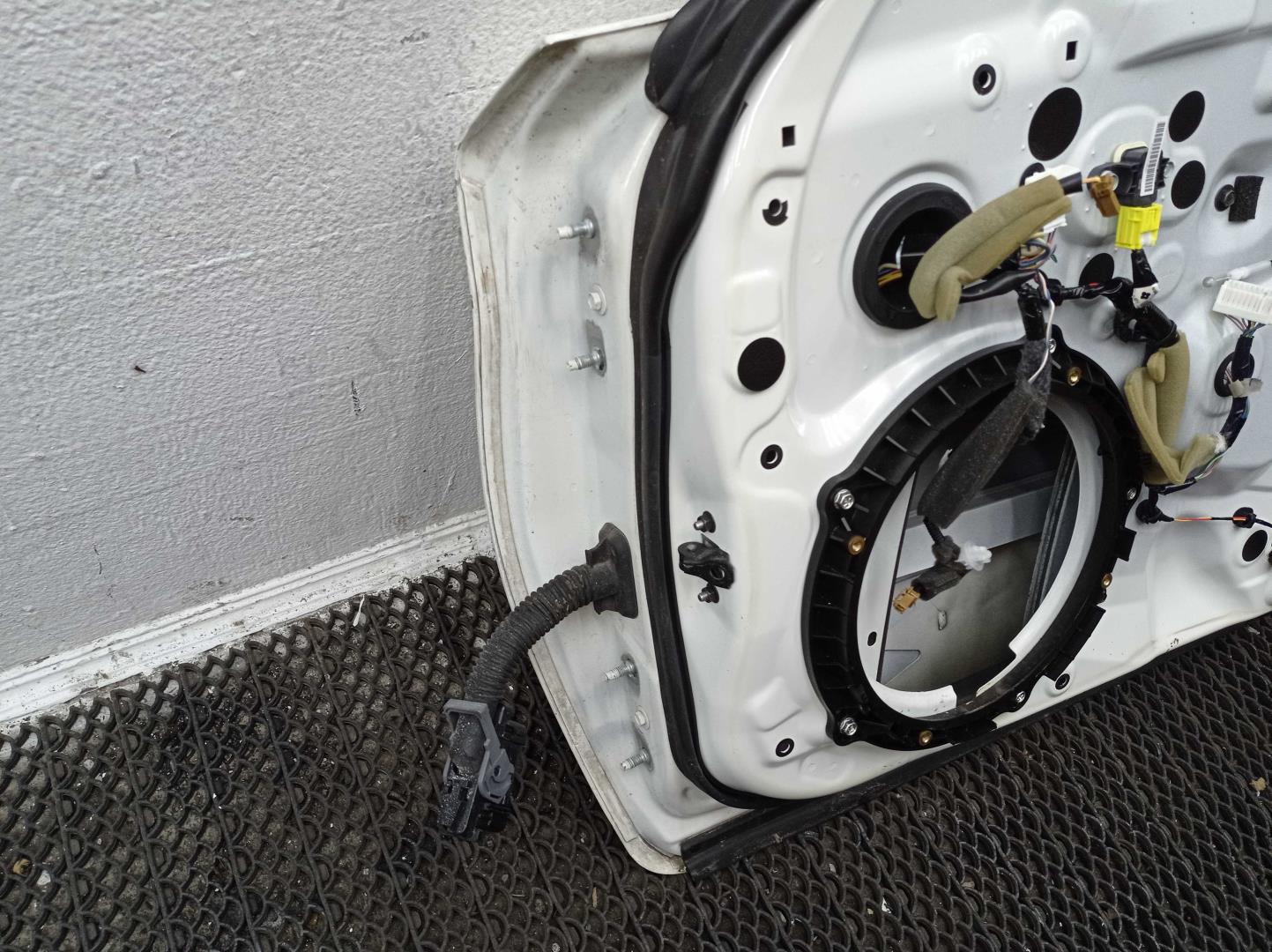 Замок двери передней правой