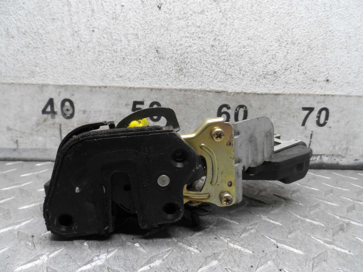 Замок двери задней правой