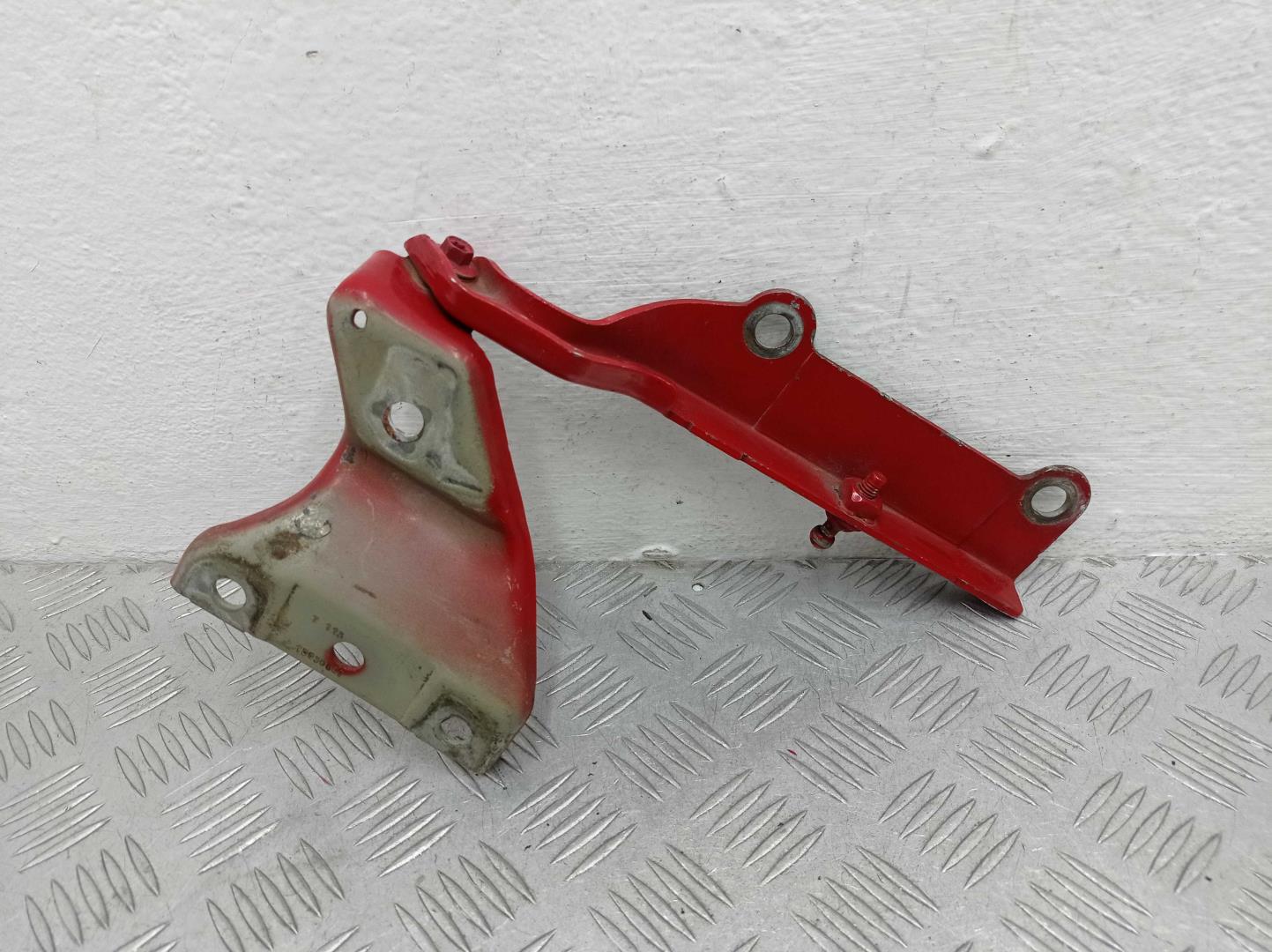 Петля капота левая