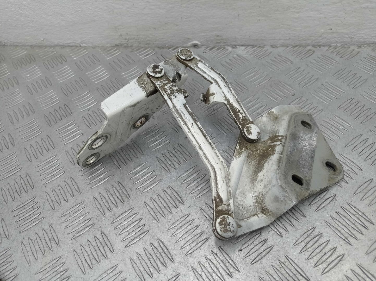 Петля капота левая