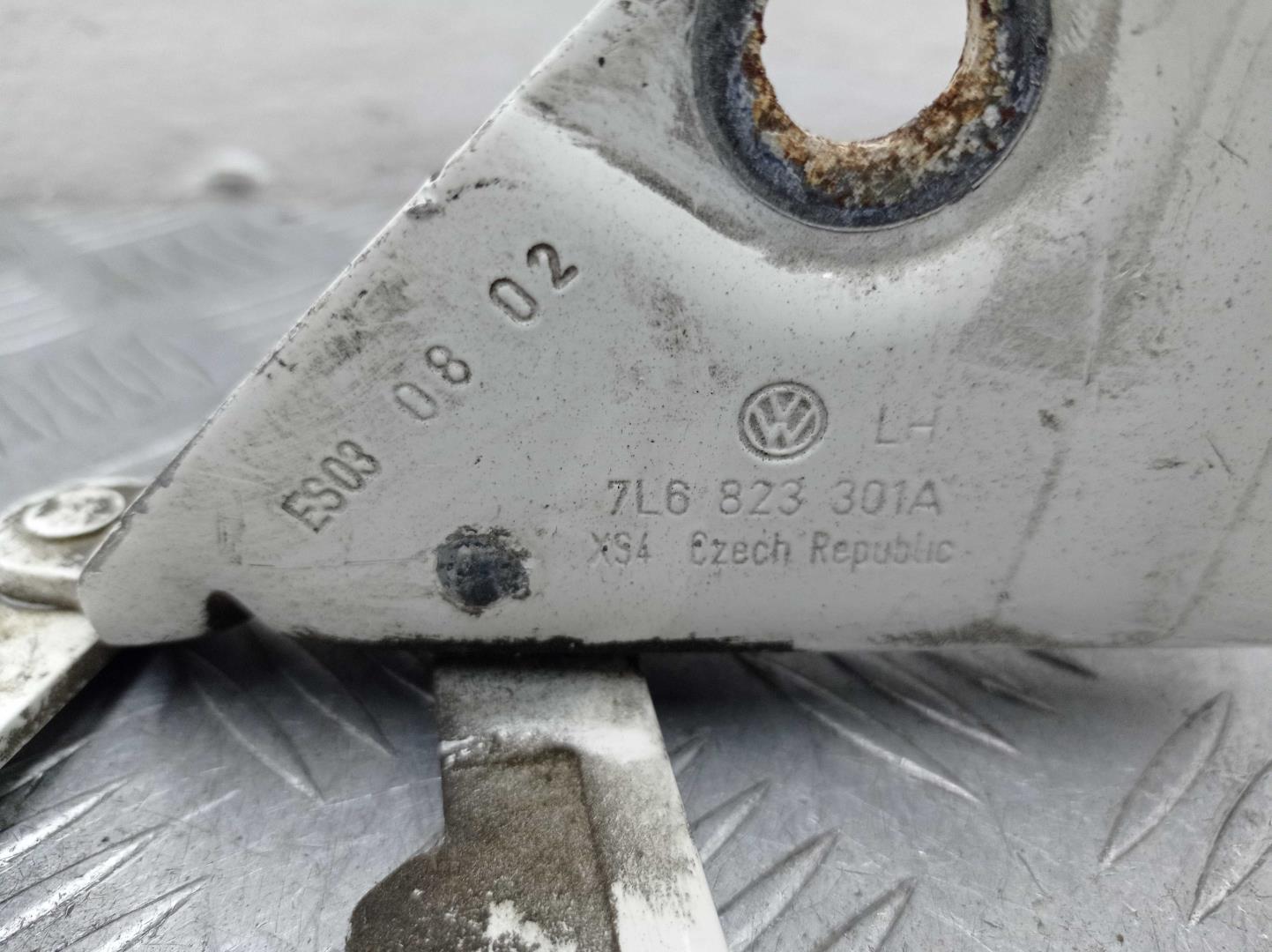 Петля капота левая