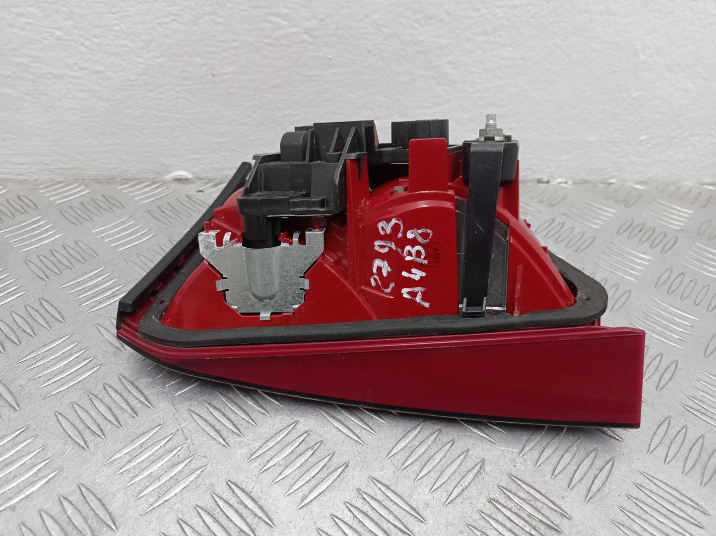 Фонарь задний внутренний правый