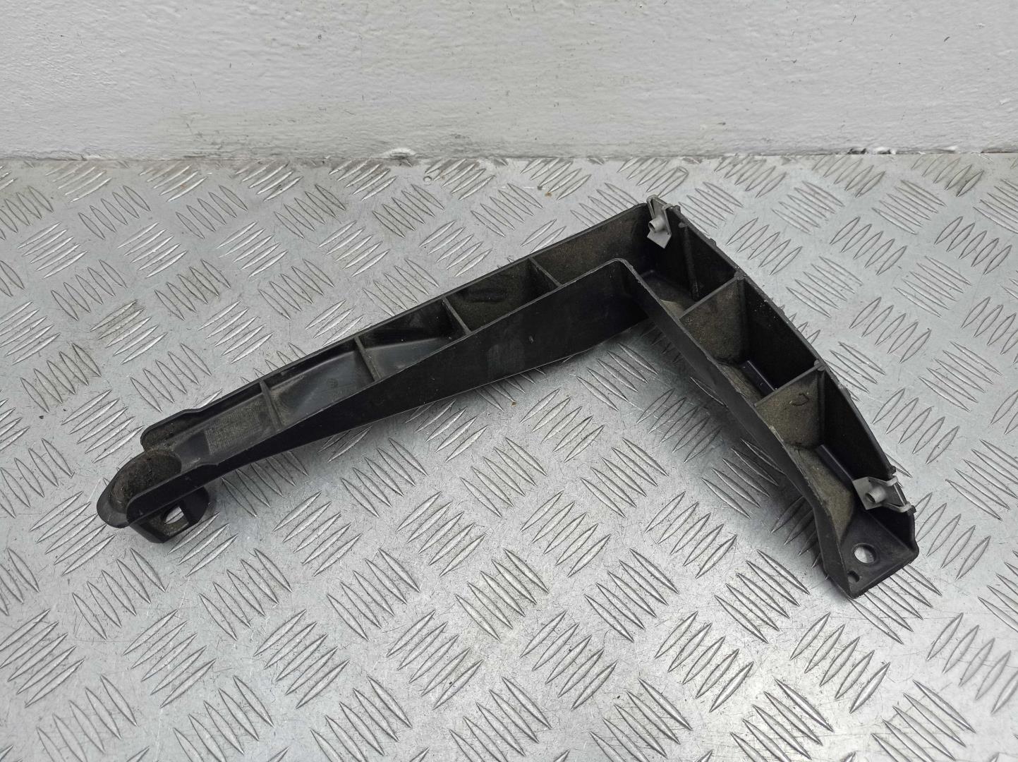 Кронштейн заднего бампера