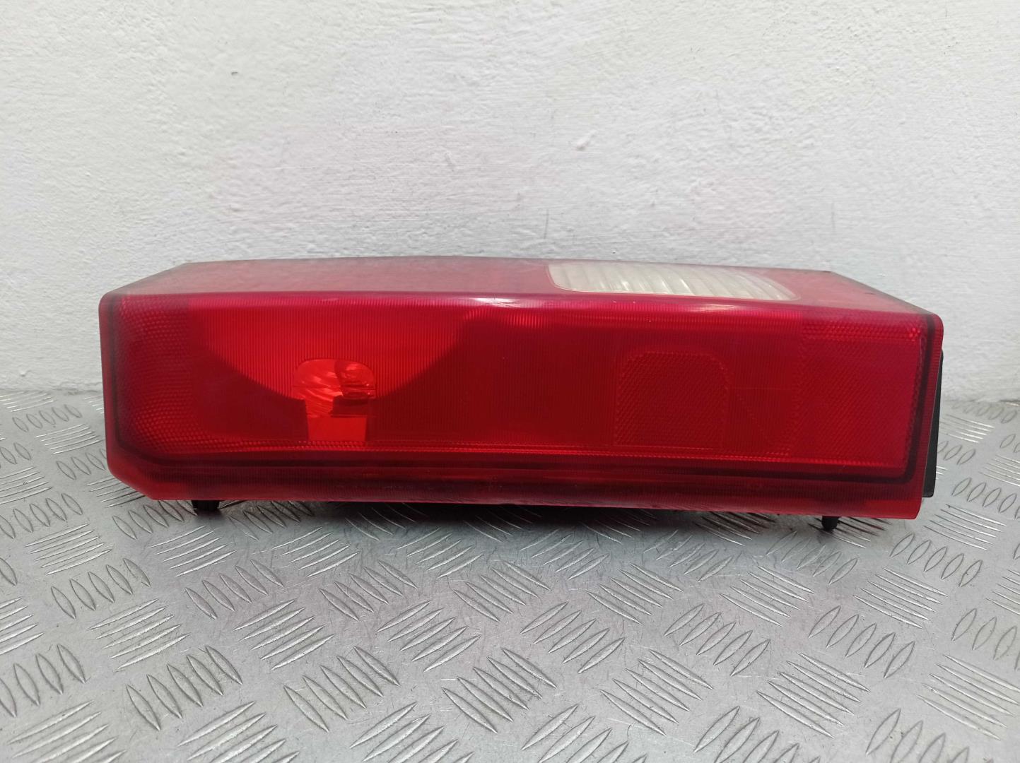 Фонарь задний наружный левый