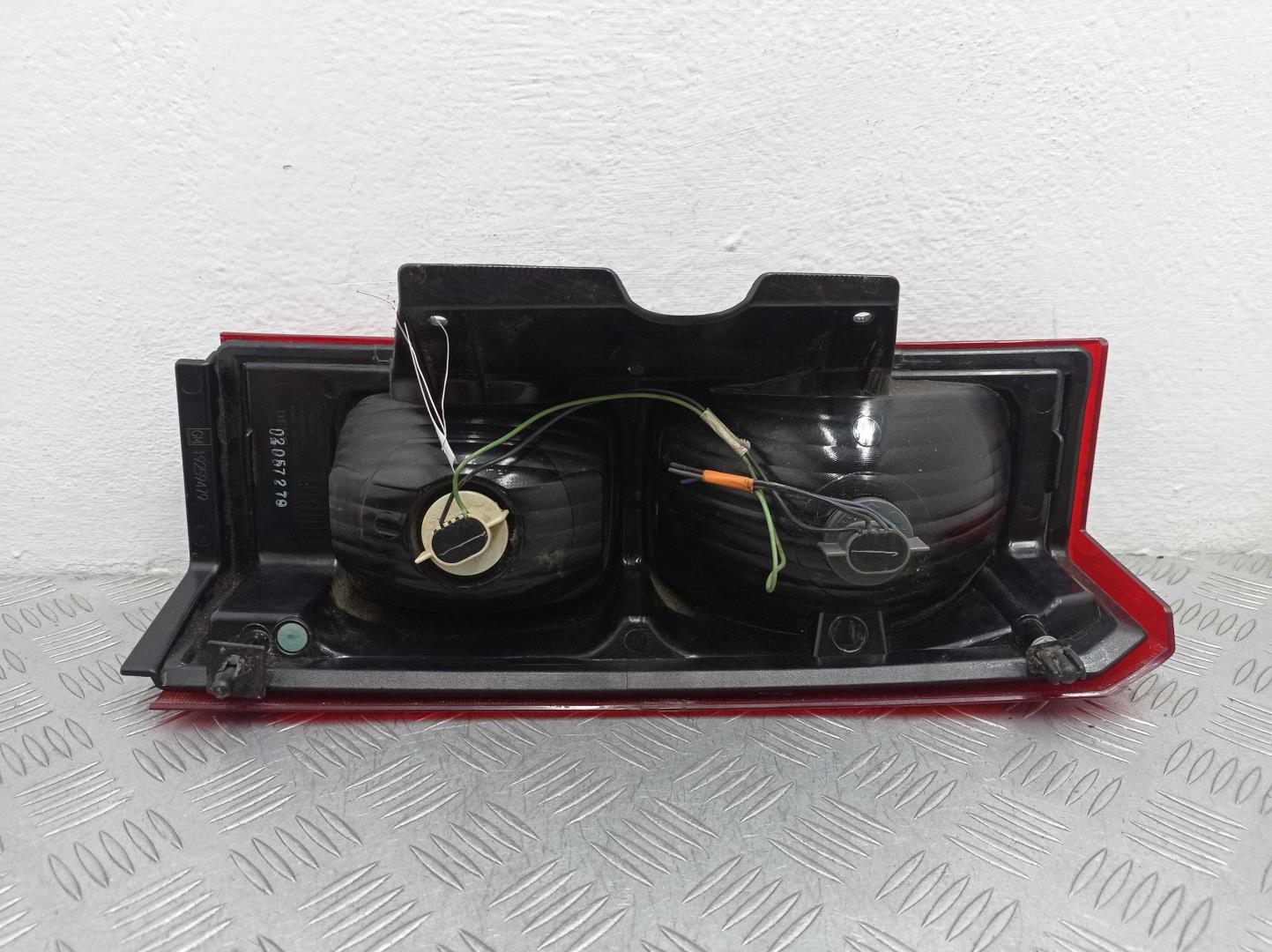 Фонарь задний наружный левый