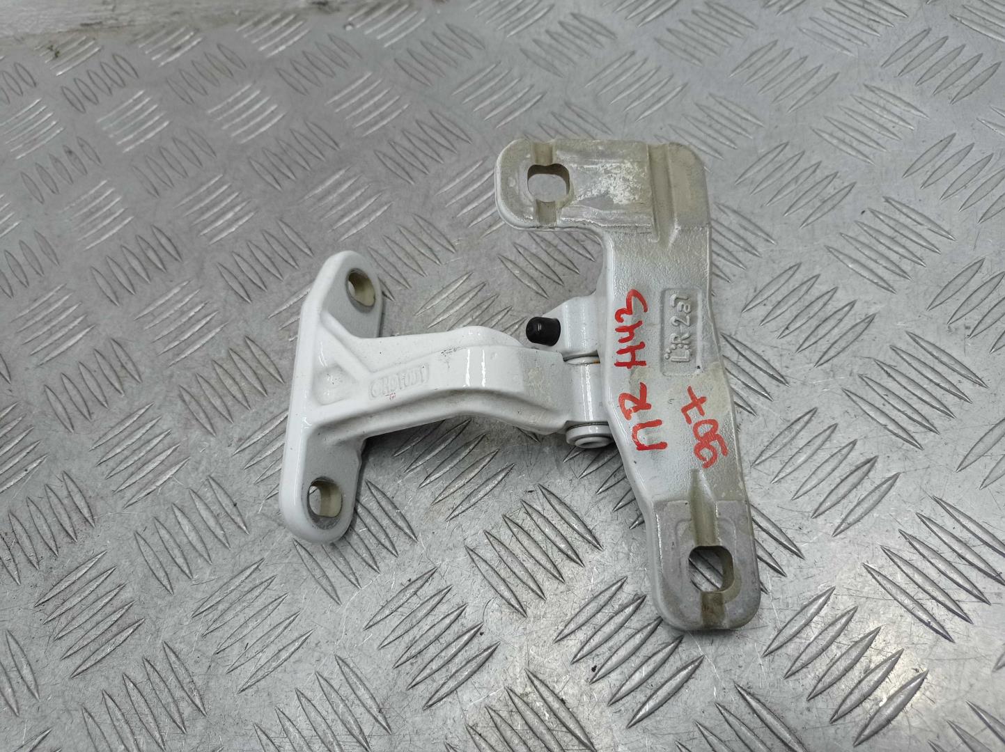 Петля двери передней