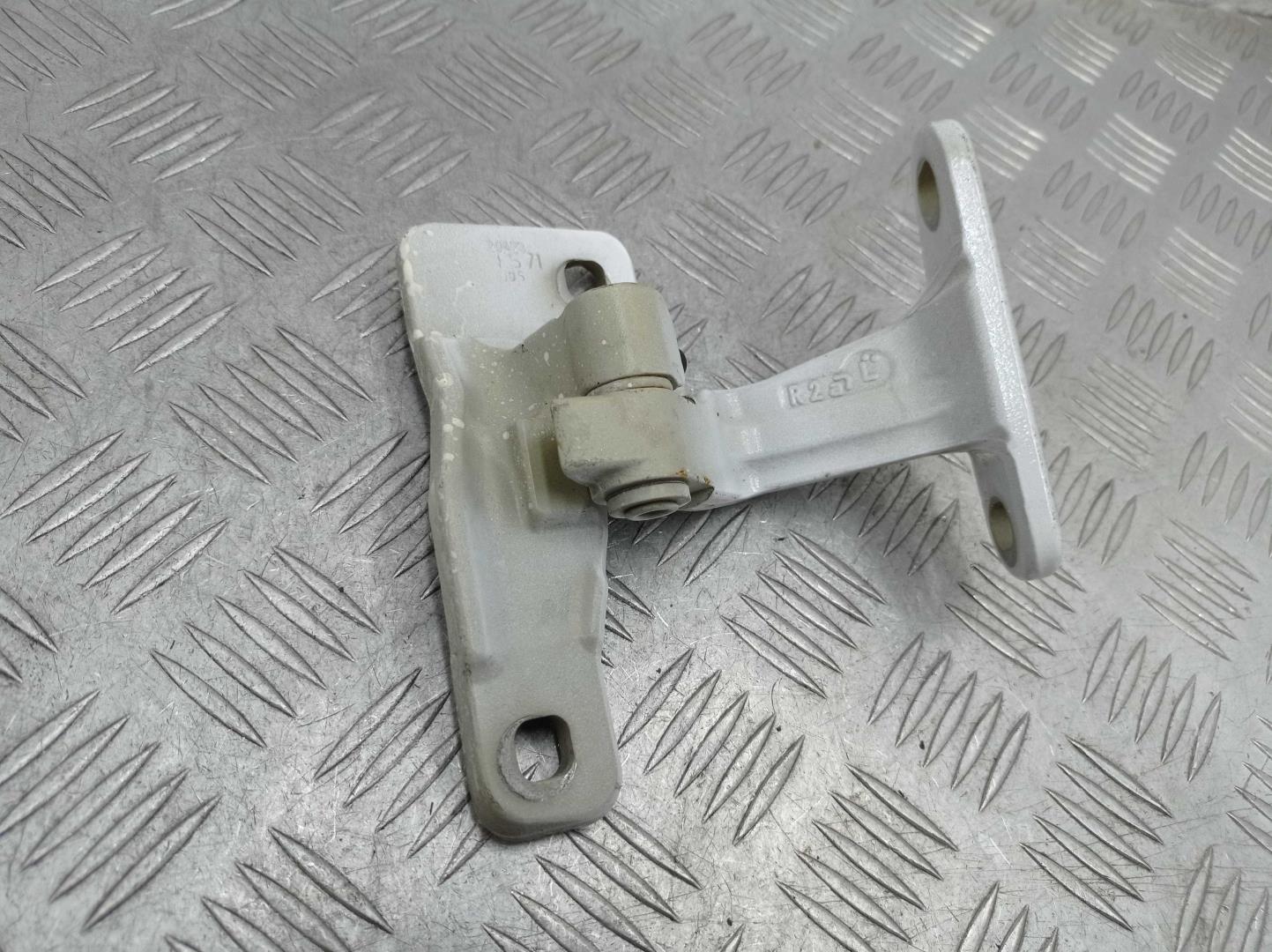 Петля двери передней