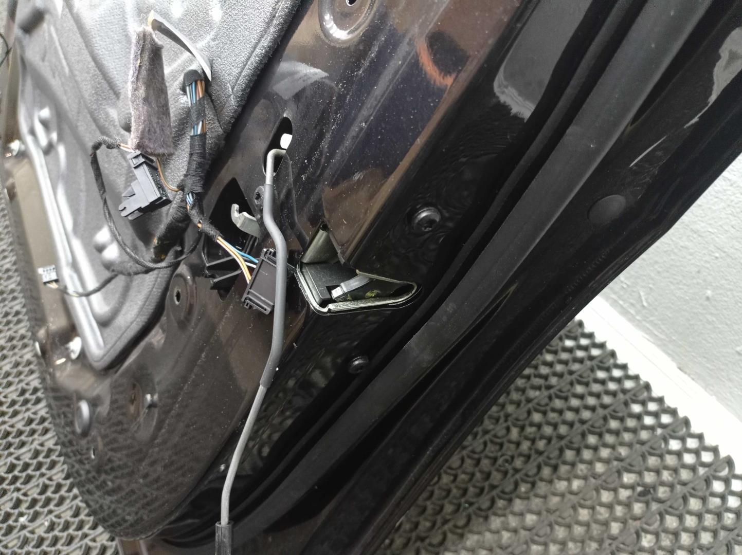 Стекло двери передней правой