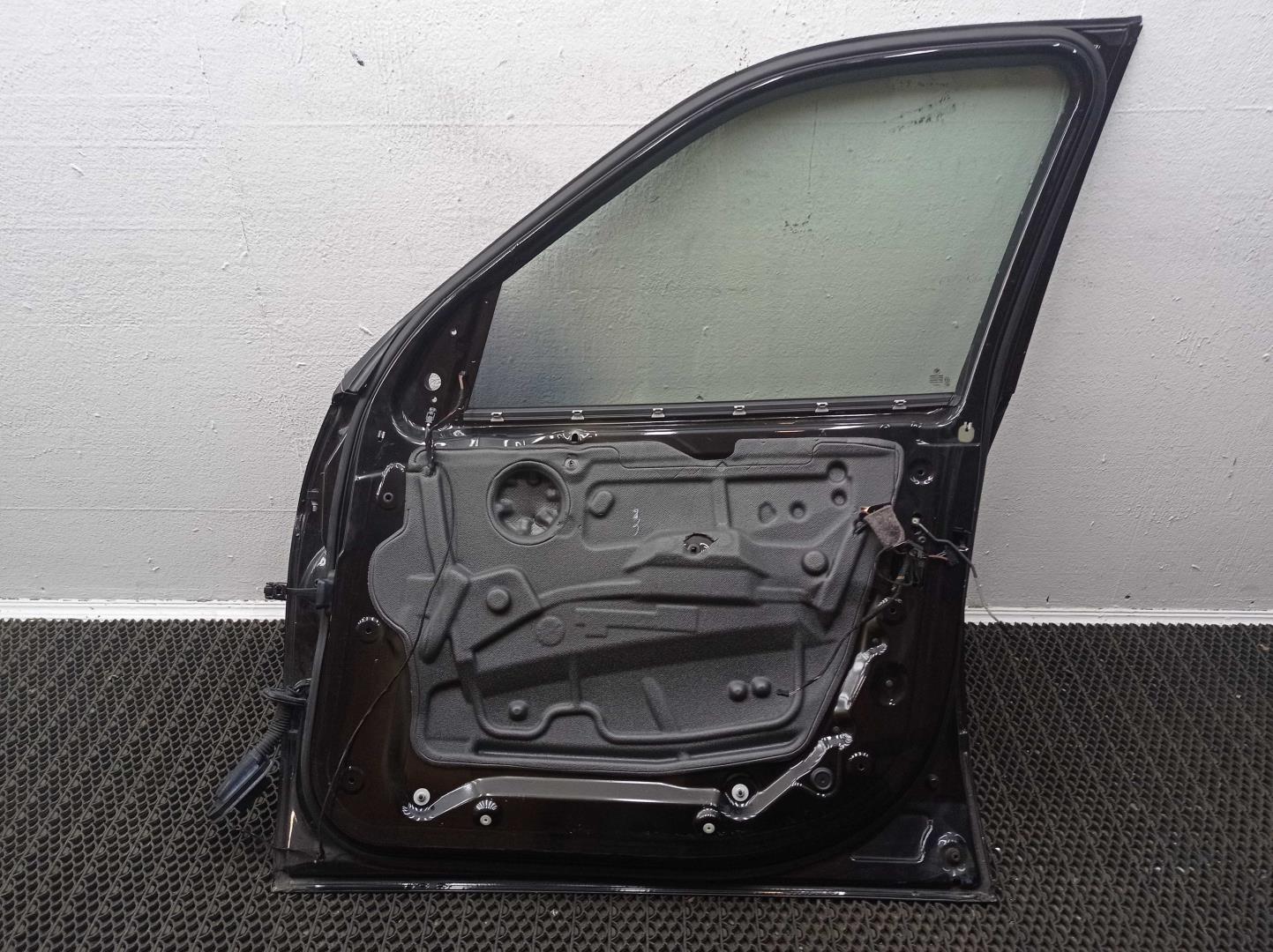 Стекло двери передней правой