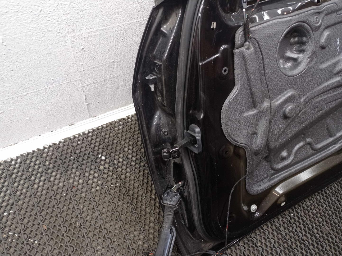 Стекло двери передней правой