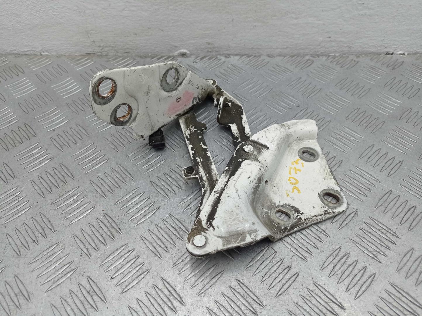 Петля капота правая