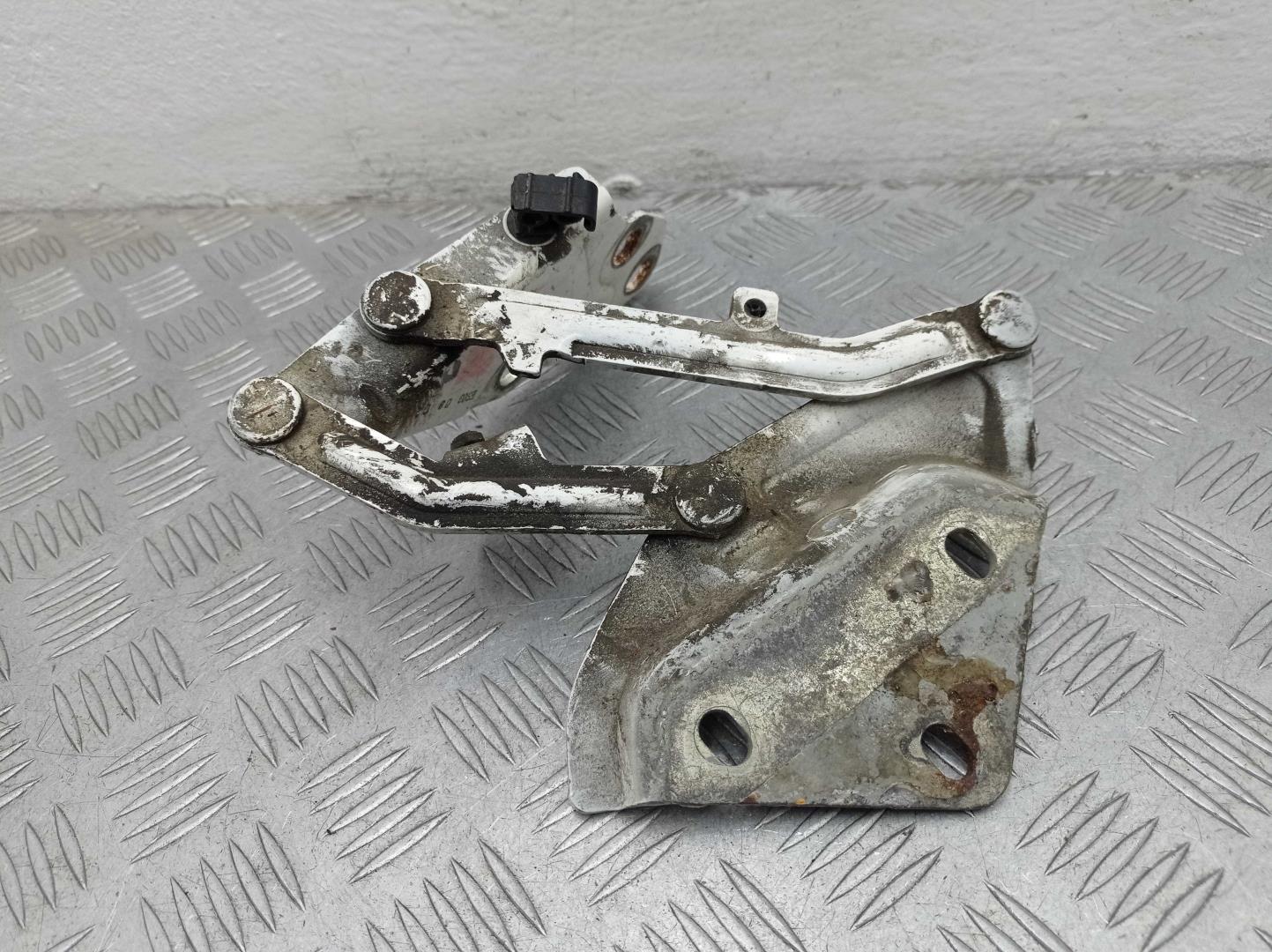 Петля капота правая