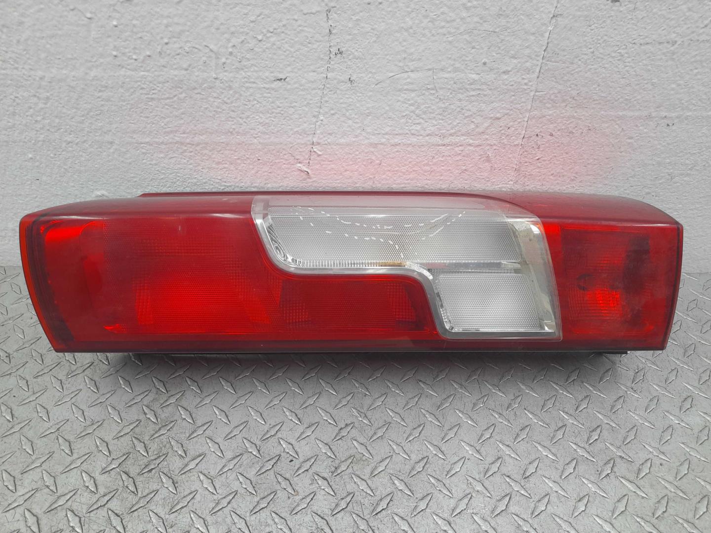 Фонарь задний наружный правый