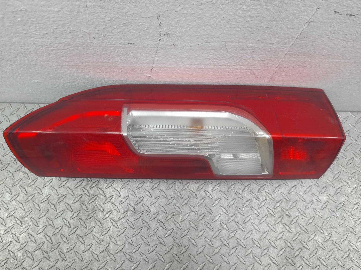 Фонарь задний наружный правый