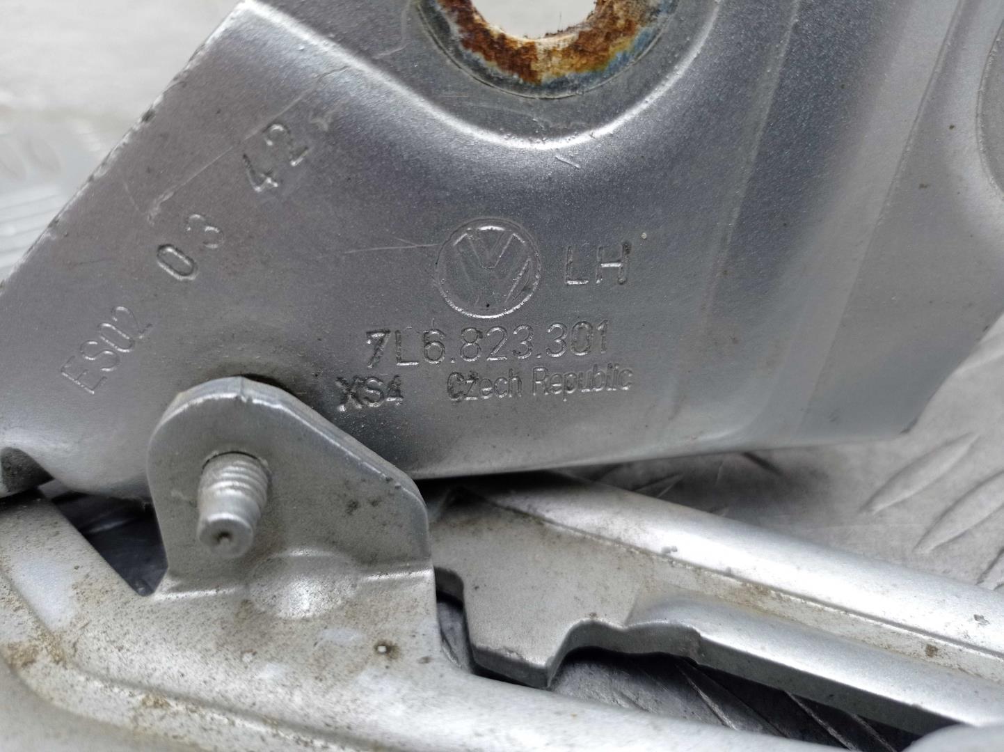 Петля капота левая