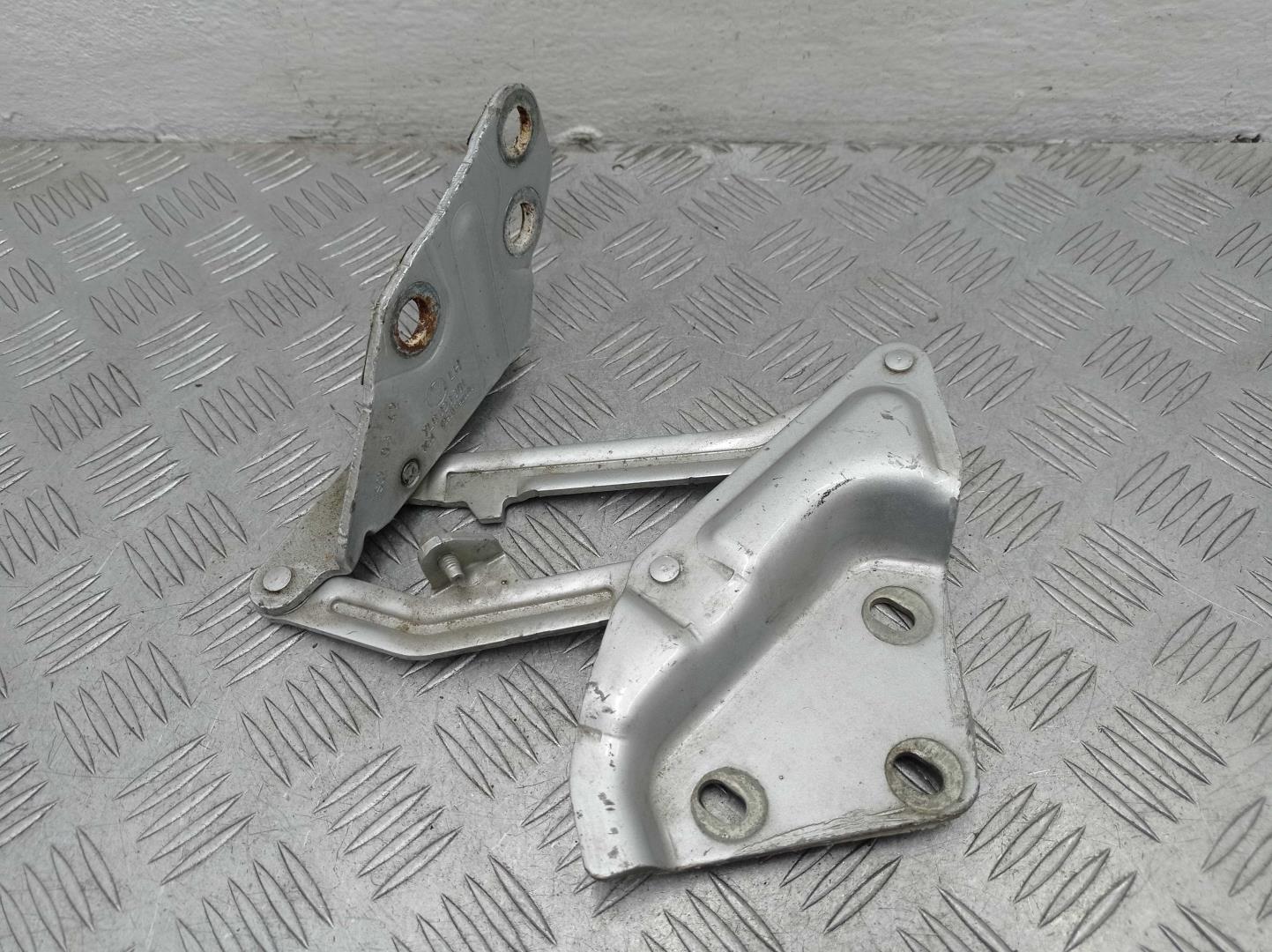 Петля капота левая