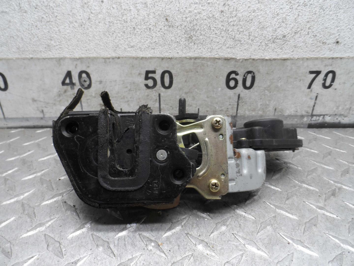 Замок двери задней левой