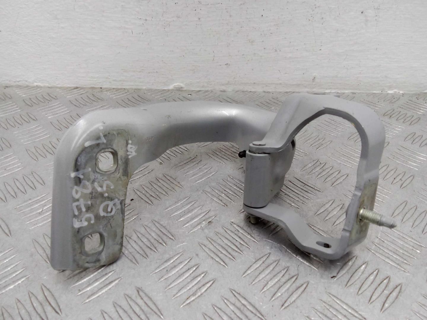 Петля крышки багажника