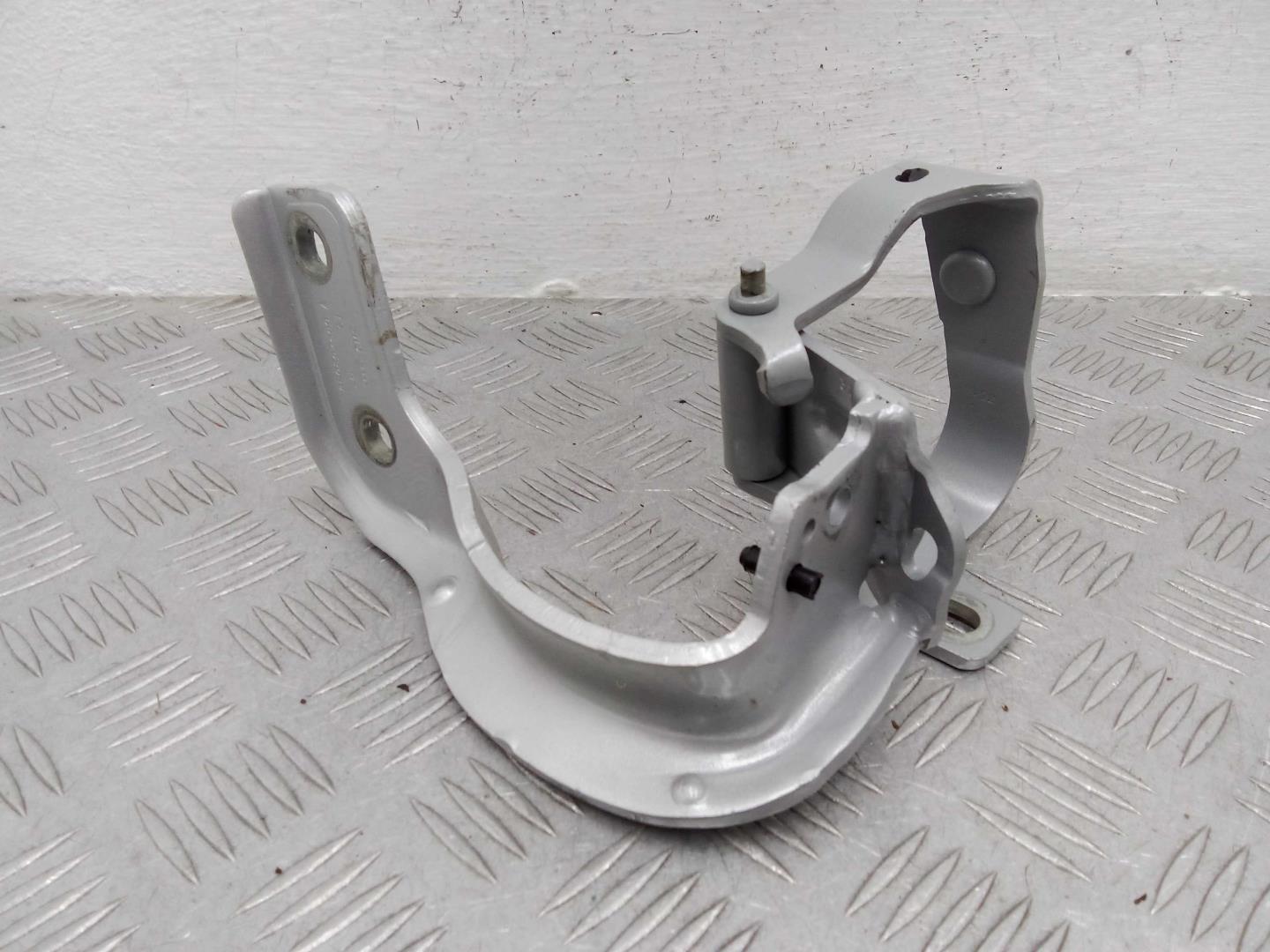 Петля крышки багажника