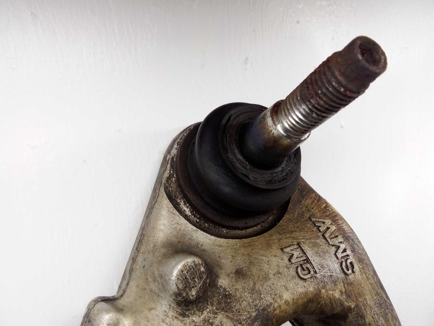 Рычаг передний нижний левый