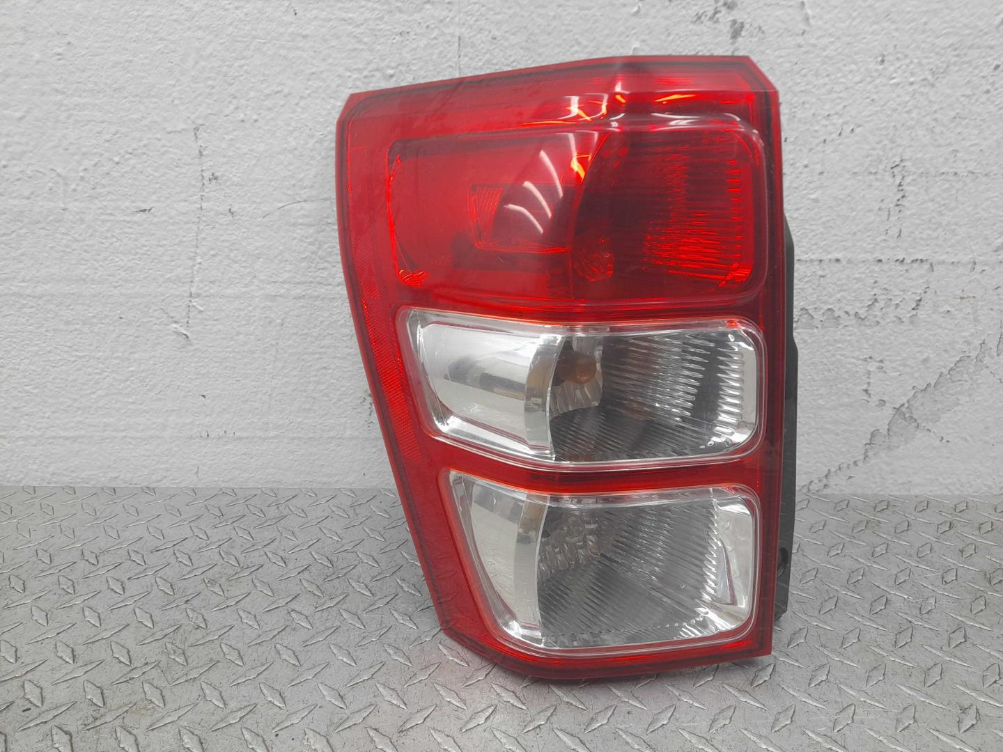 Фонарь задний наружный левый