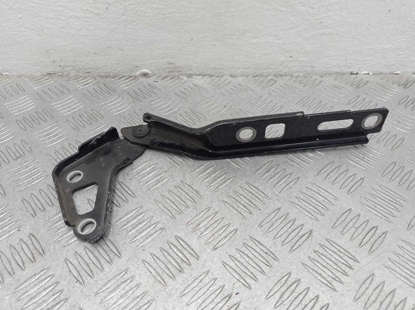 Петля капота левая