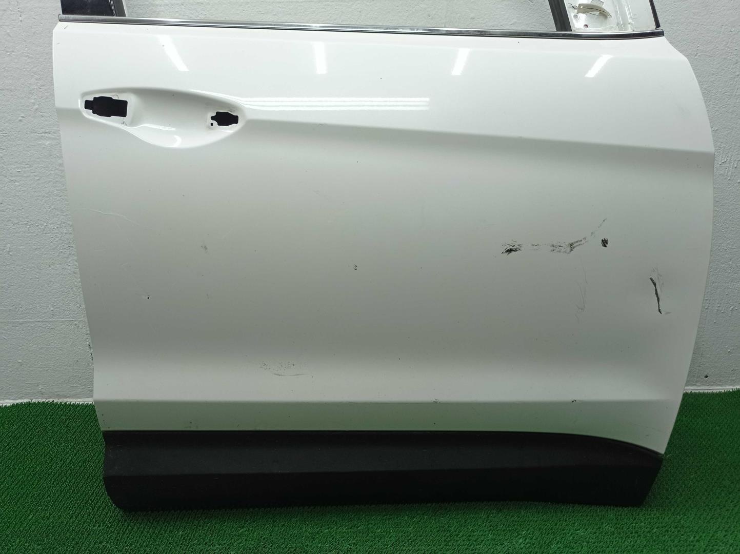 Стекло двери передней правой