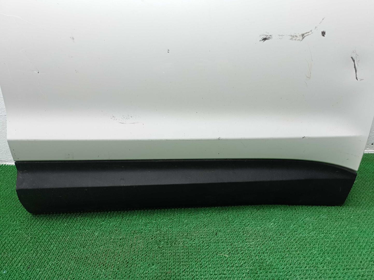 Стекло двери передней правой