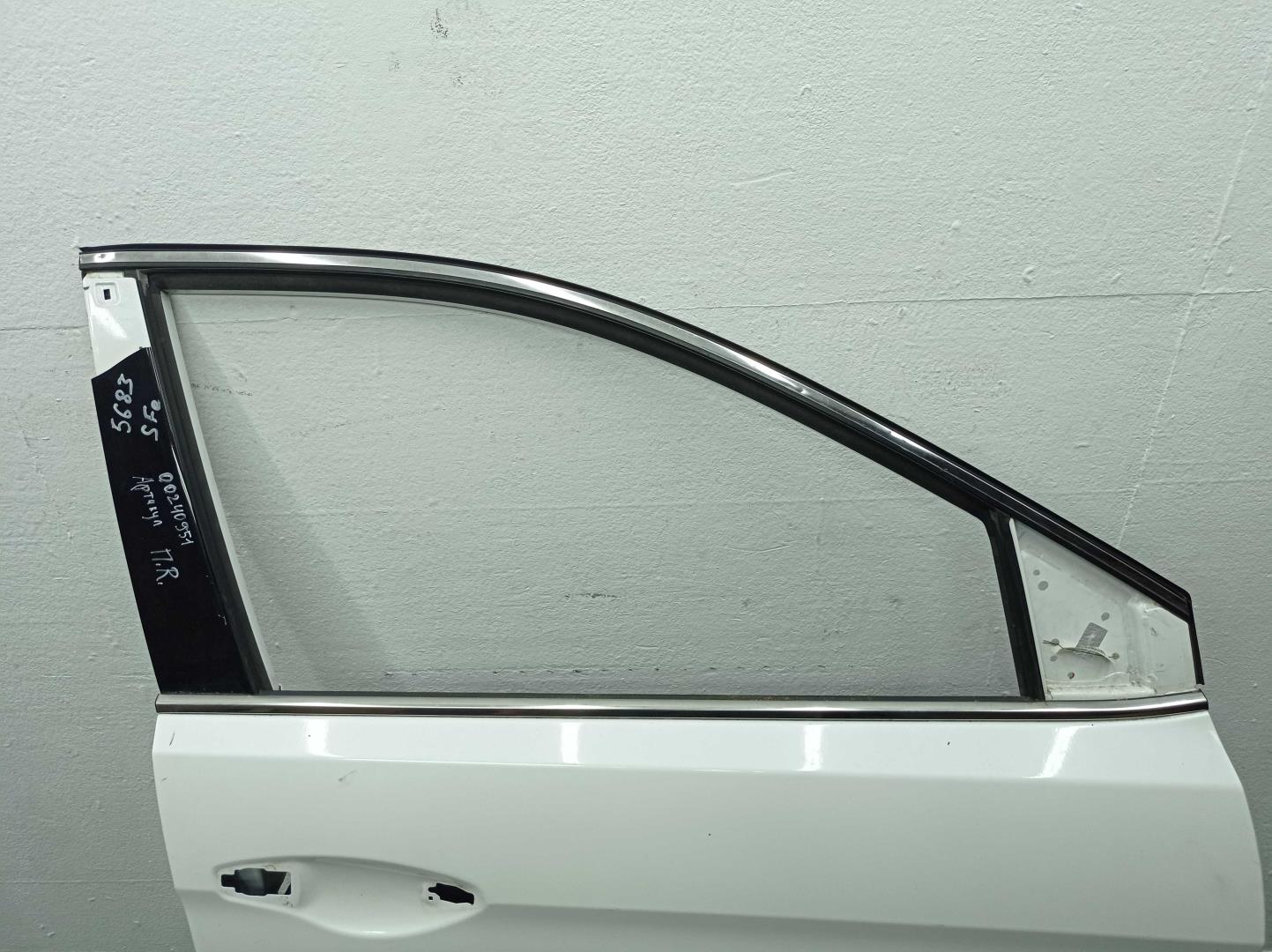 Стекло двери передней правой