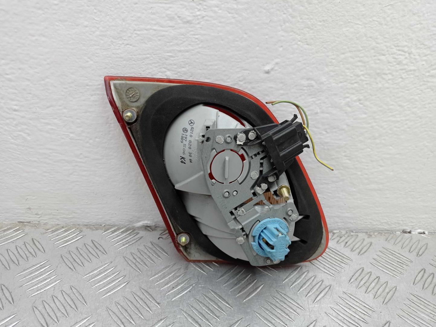 Фонарь задний внутренний правый