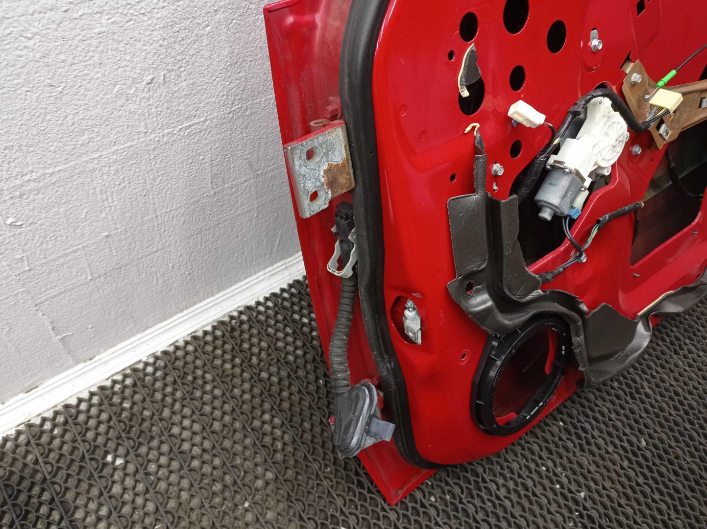 Петля двери передней