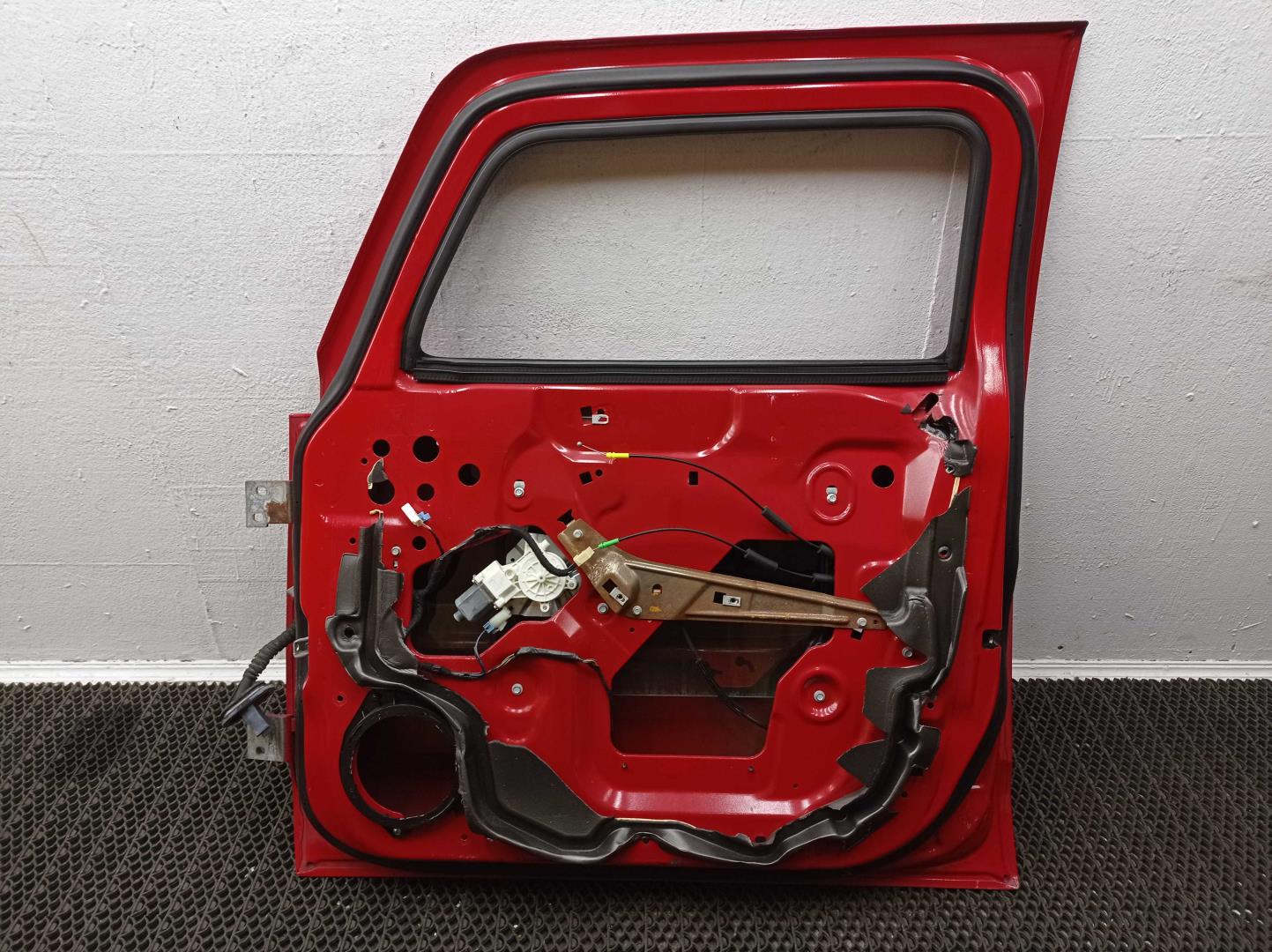 Петля двери передней