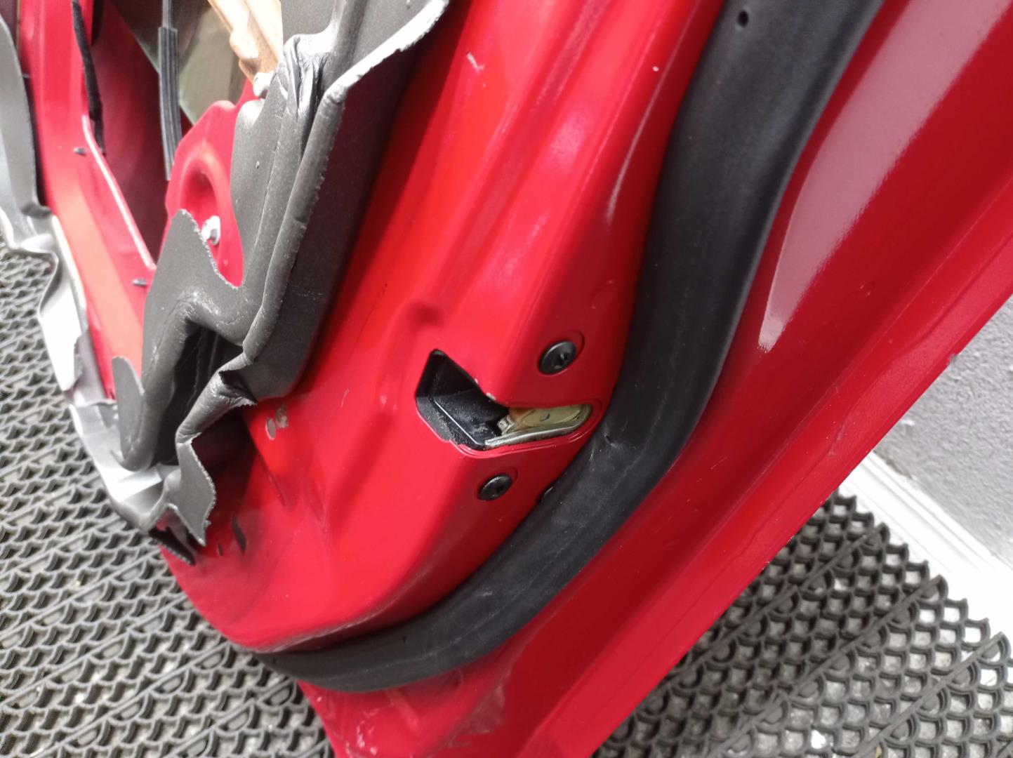 Петля двери передней