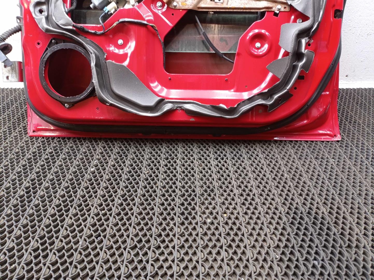 Петля двери передней