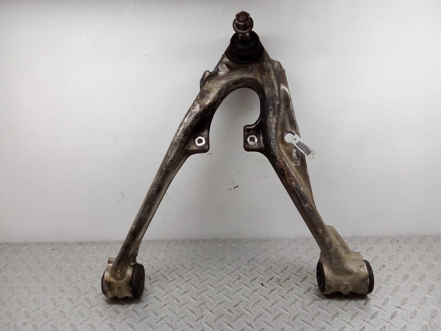 Рычаг передний нижний левый