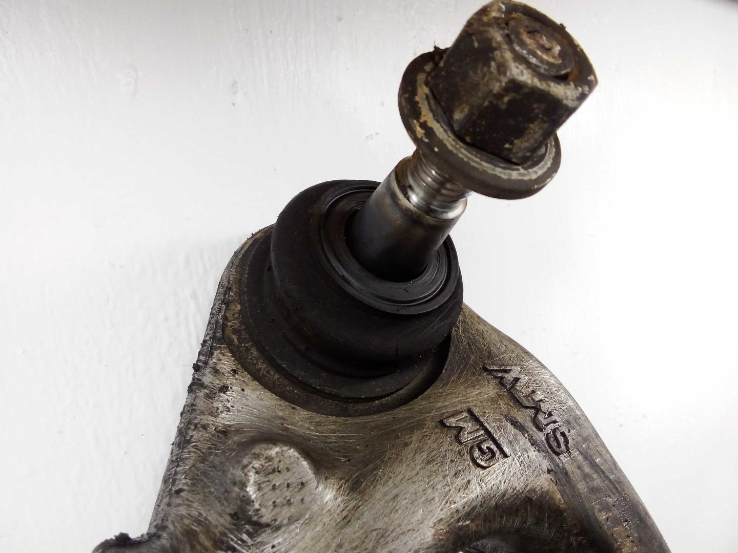 Рычаг передний нижний левый