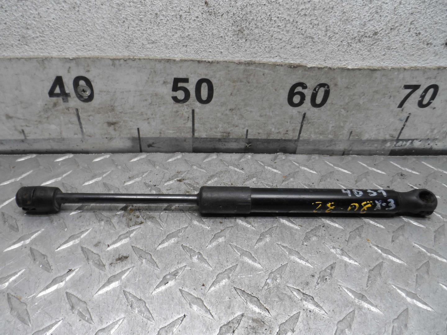 Амортизатор капота