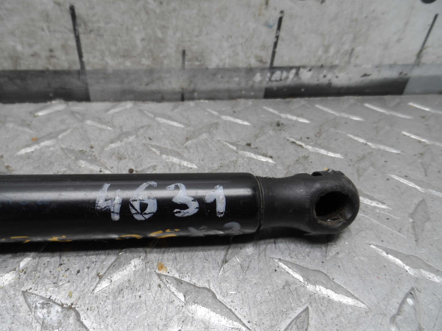 Амортизатор капота