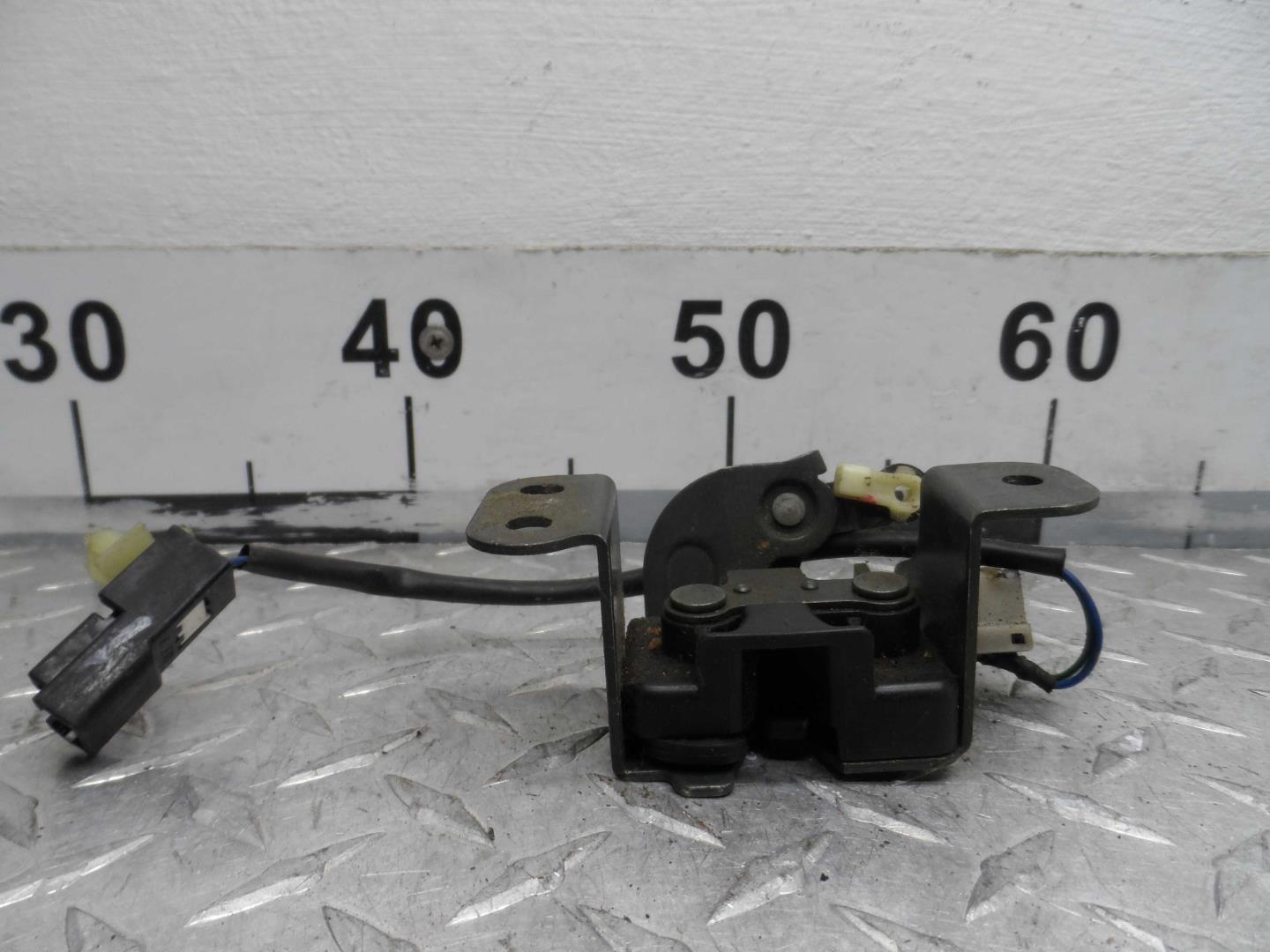 Замок багажника