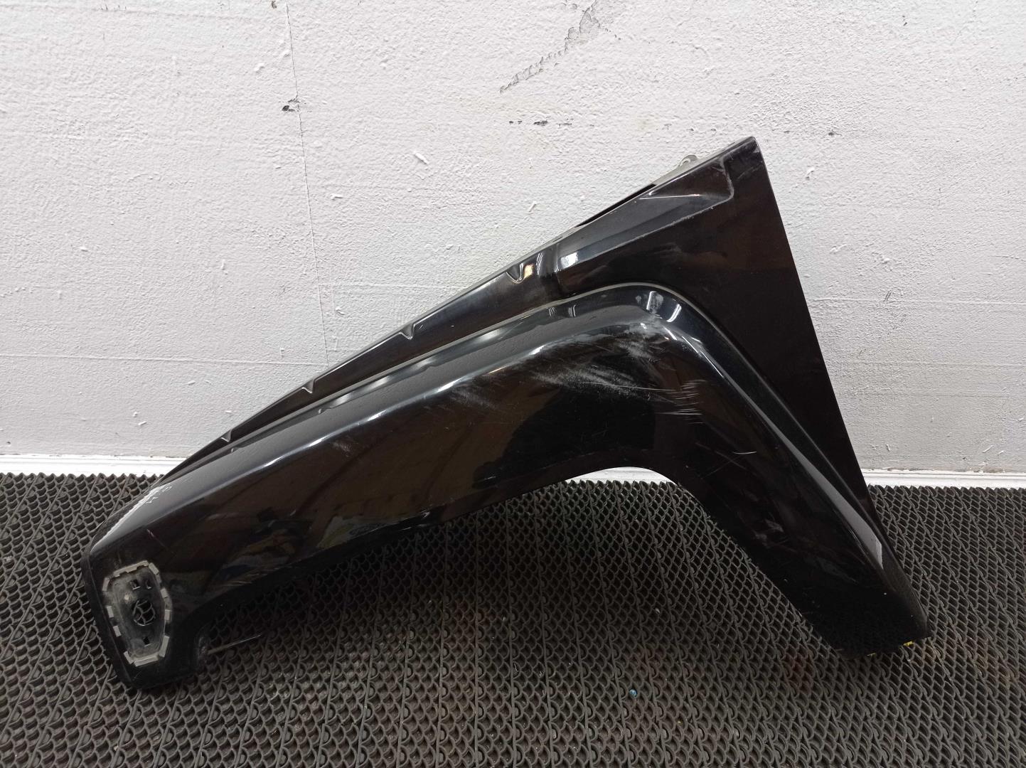 Накладка переднего крыла левого