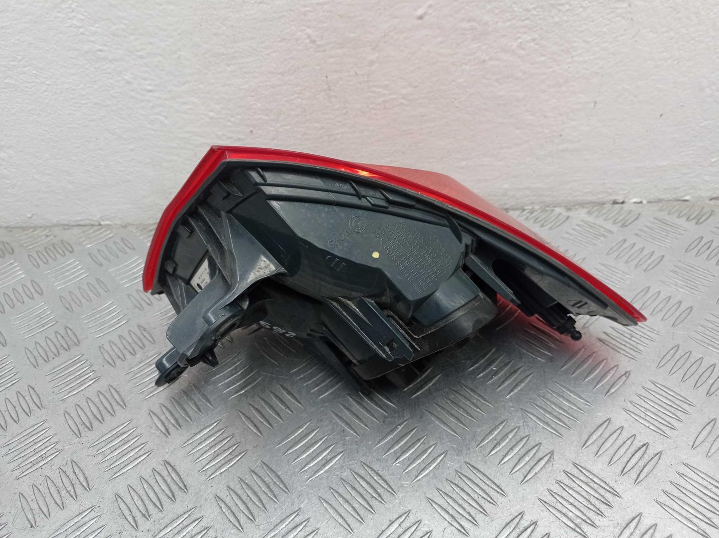 Фонарь задний наружный левый