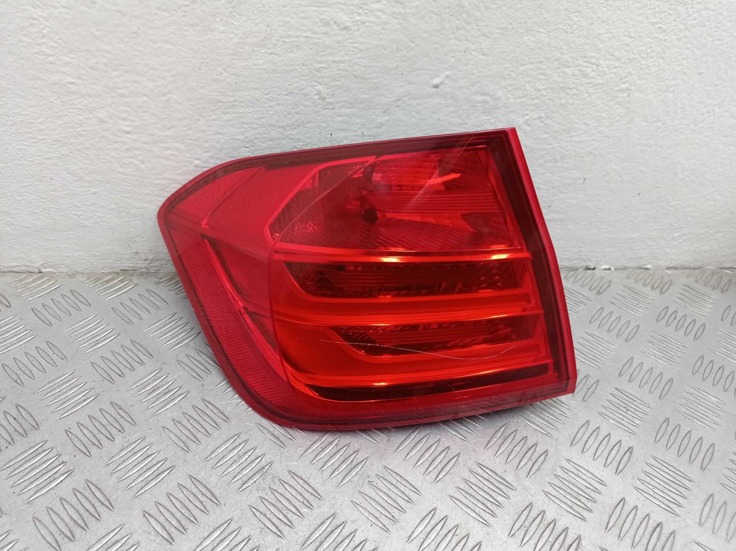 Фонарь задний наружный левый