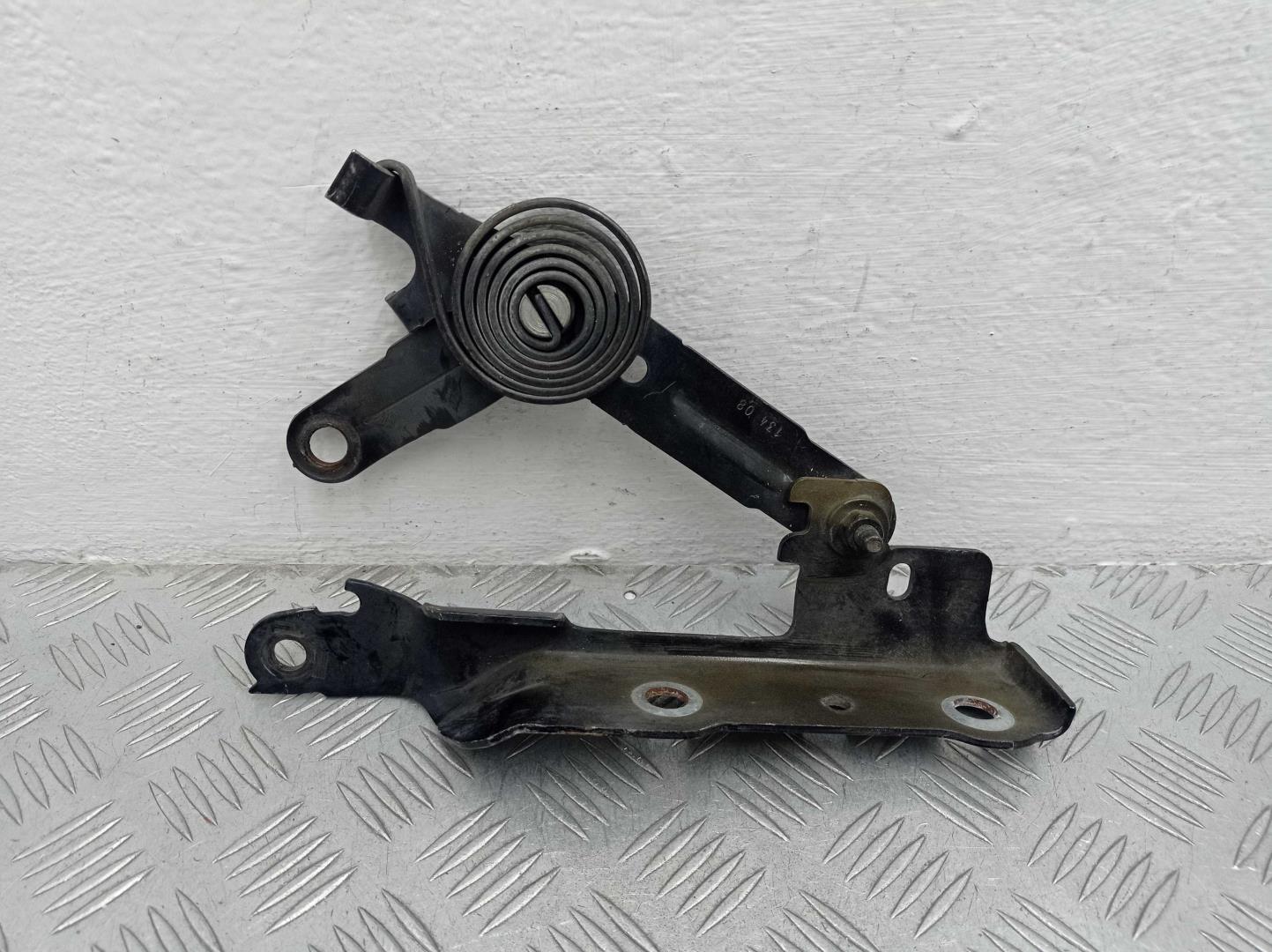 Петля капота левая