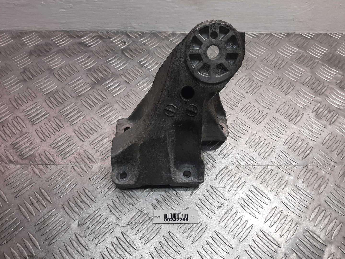 Кронштейн двигателя