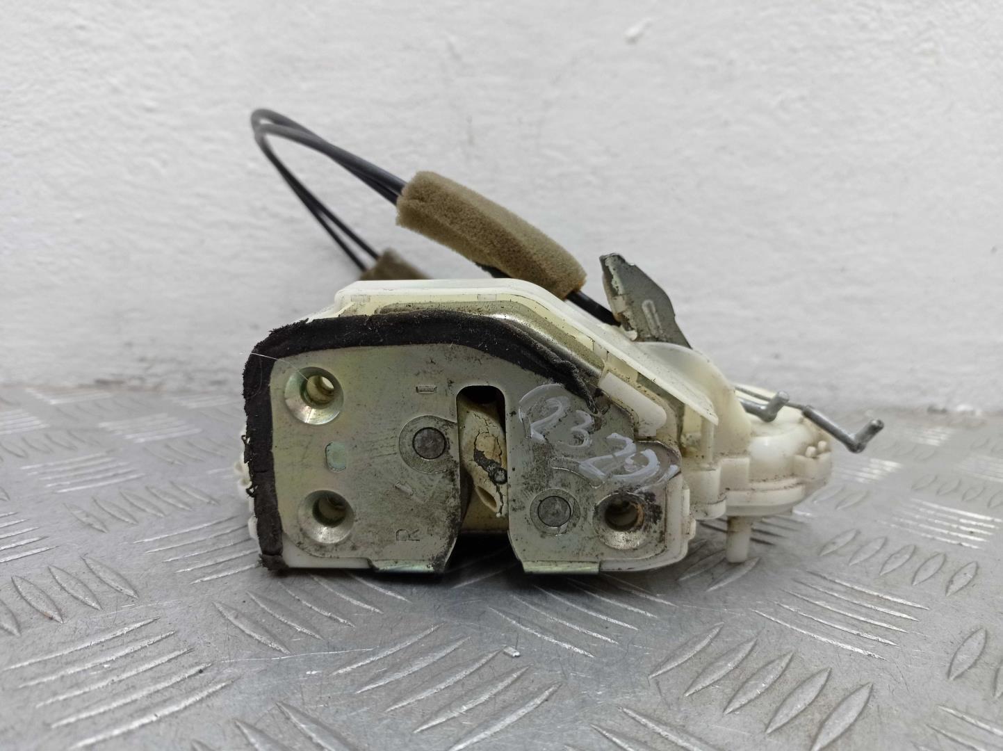 Замок двери передней правой