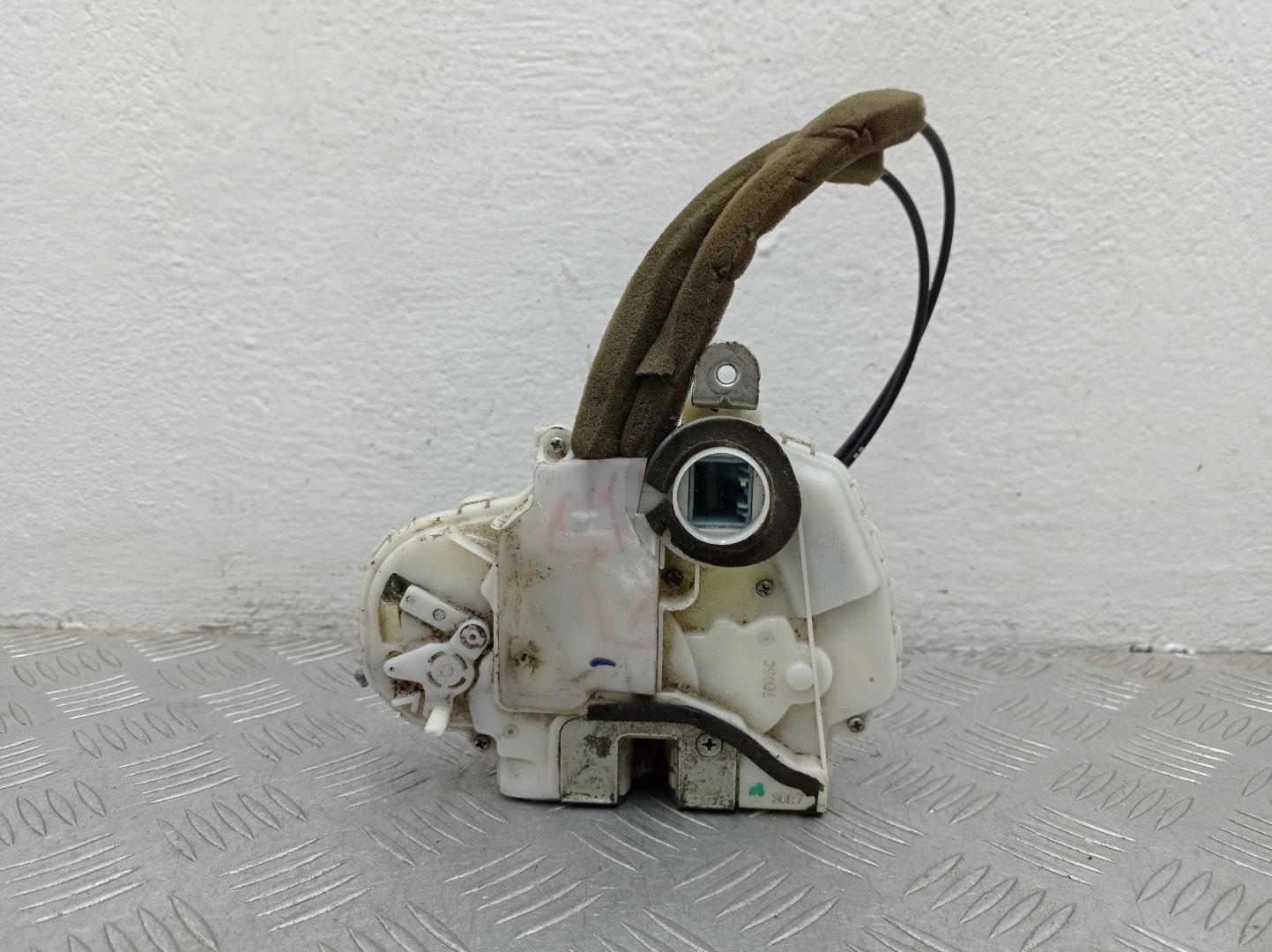 Замок двери передней правой