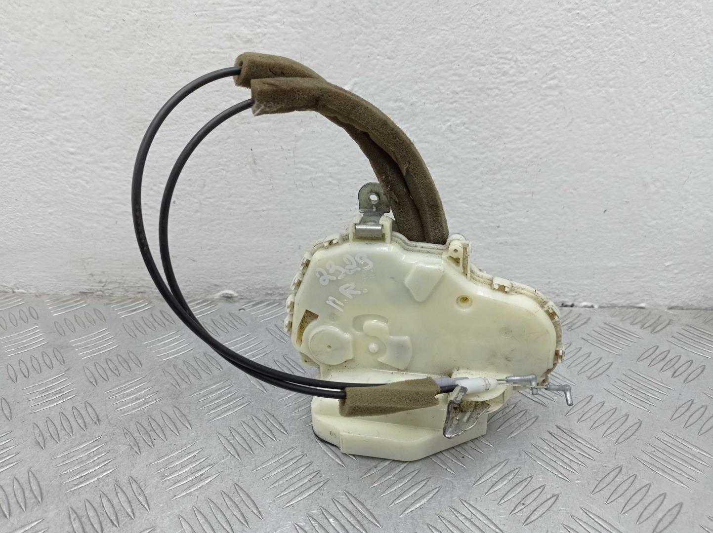 Замок двери передней правой