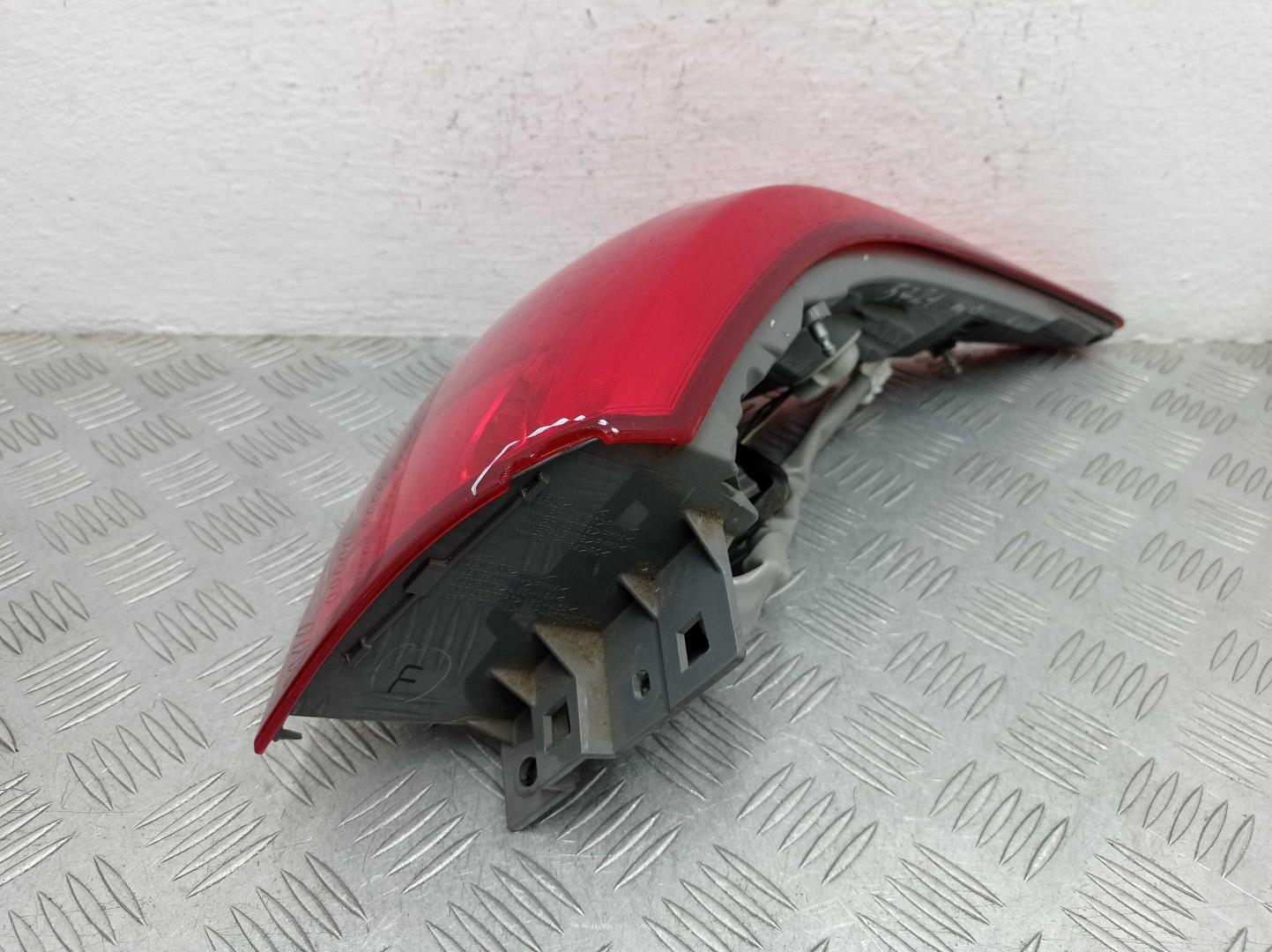 Фонарь задний наружный левый